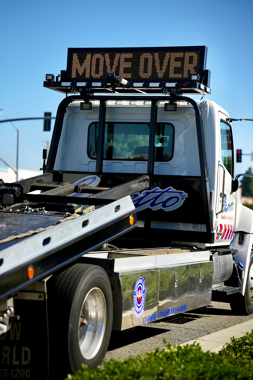 VMS Guardian Pro mounted on a tow truck pylon